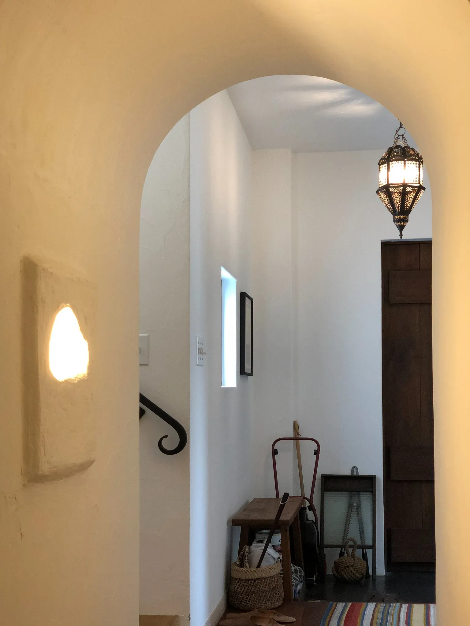 やわらかなアーチが迎える玄関ホール｜漆喰壁とモロッカン照明が映える湘南の家づくり