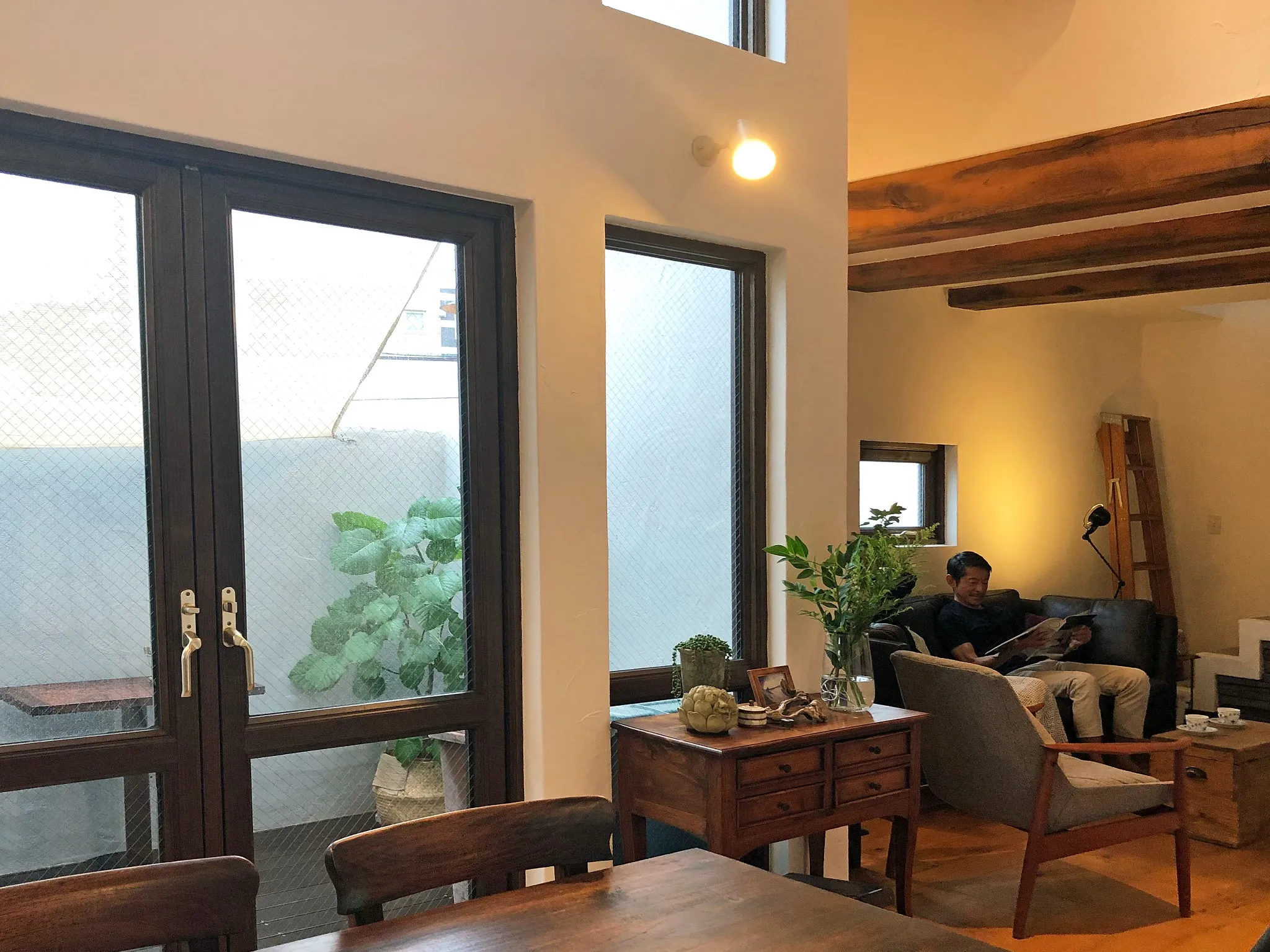 自然光あふれるダイニングと無垢の床｜調湿性能に優れた漆喰と暮らす湘南の暮らし