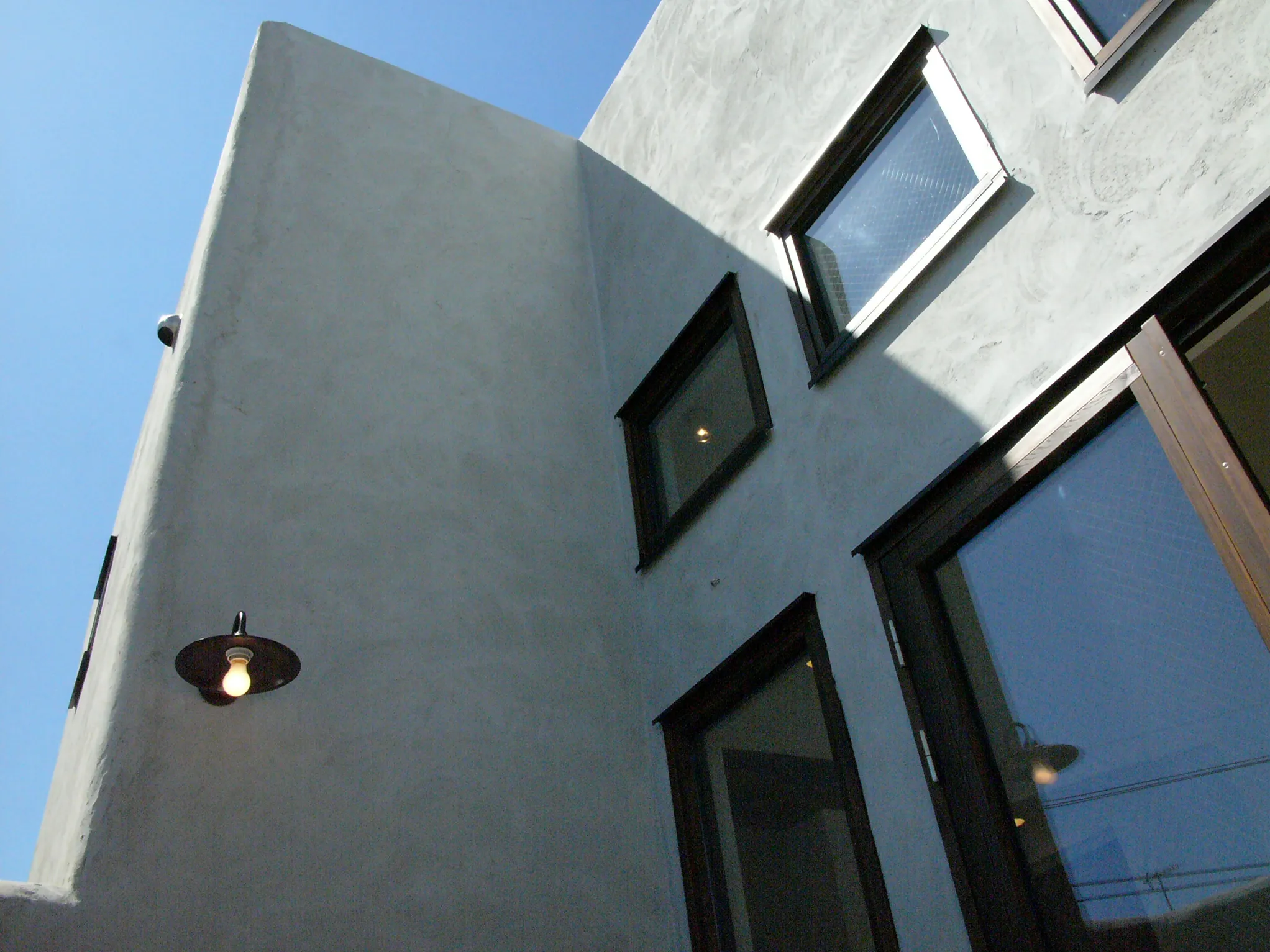 塗り壁と黒枠サッシが映える外観｜湘南の潮風にも強い漆喰仕上げのこだわり注文住宅