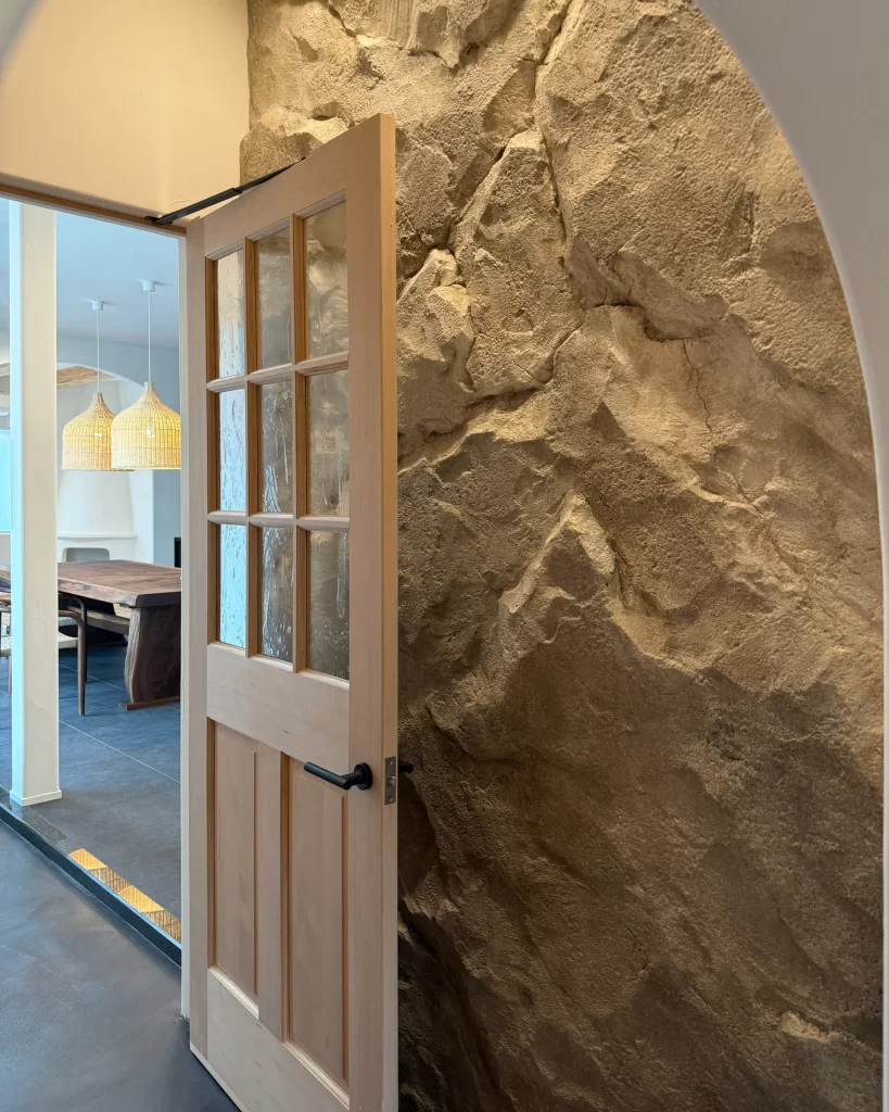 「モルタル造形で岩肌を表現した印象的なエントランス空間|湘南の高級注文住宅」