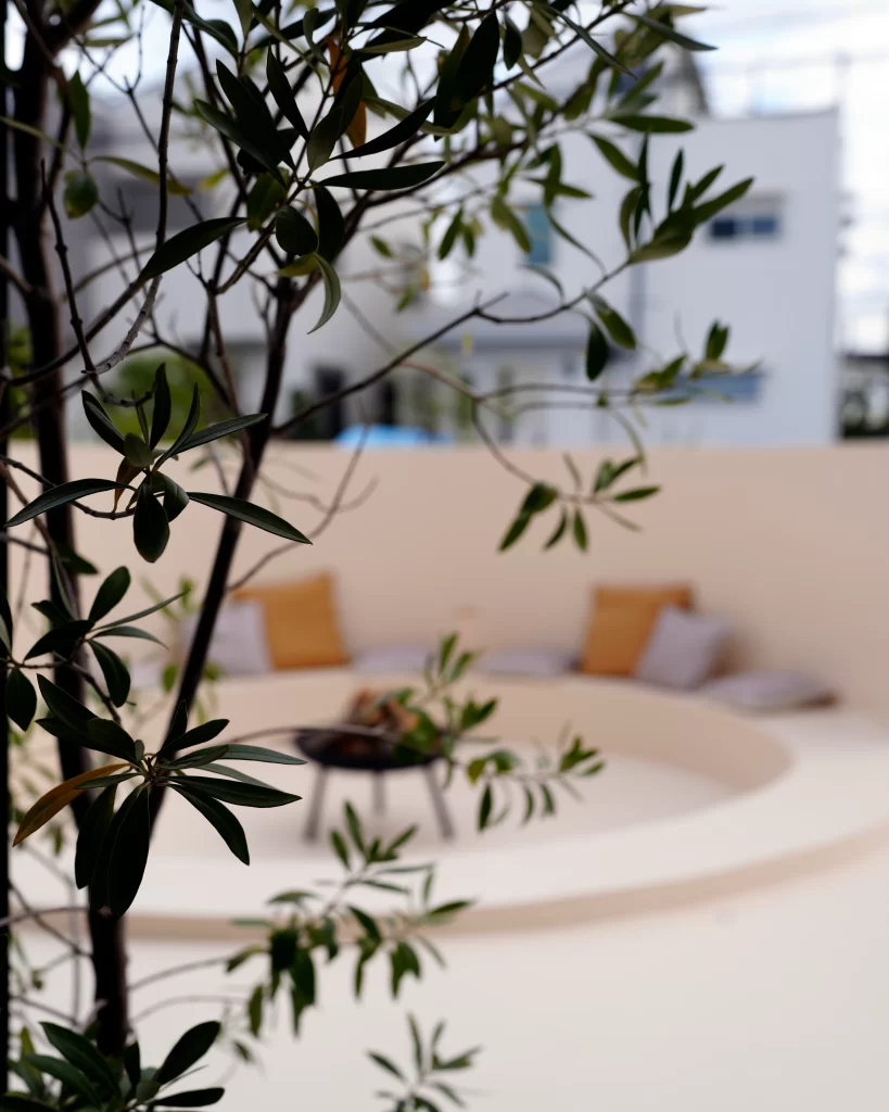 「円形テラスと植栽がつくる開放的な外部空間|湘南の暮らしを楽しむ注文住宅」