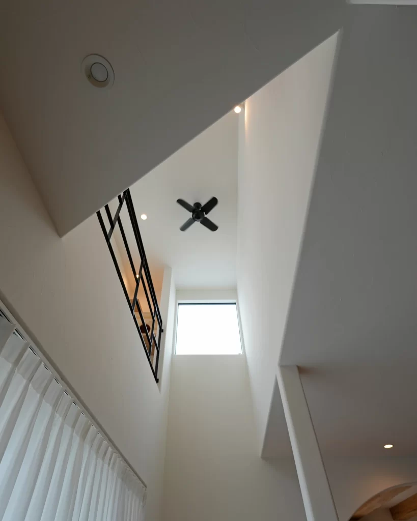 「アートのような吹き抜け天井と採光が美しい上質なリビング空間|鎌倉のこだわり注文住宅」