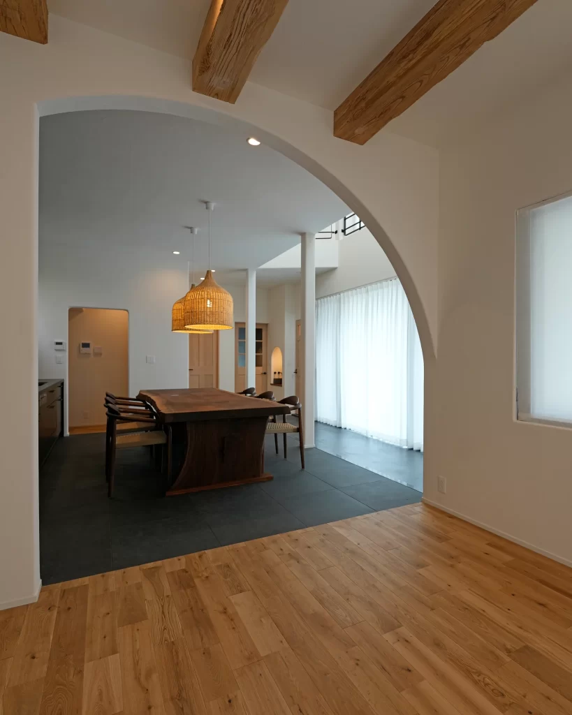 「アーチ開口と無垢梁が調和した上質なダイニング空間|湘南の自然素材を生かした注文住宅」