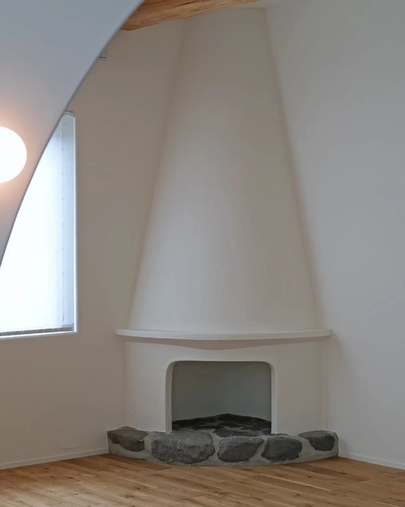 「漆喰で仕上げた造形暖炉が映える上質なリビング|湘南の高級注文住宅」