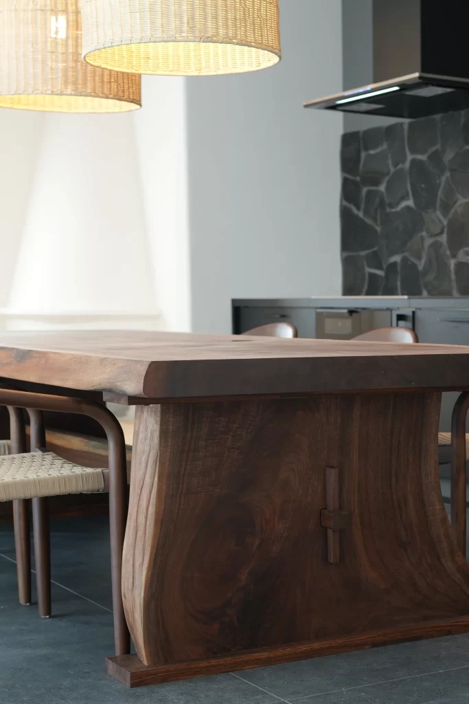 「クラロウォールナットの無垢テーブル脚が存在感を放つ上質なダイニング|鎌倉の注文住宅」