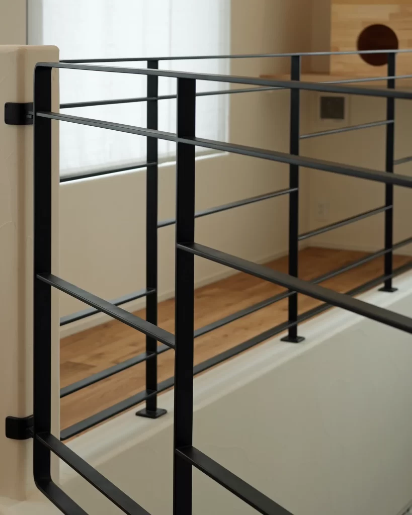 「アイアン手すりと漆喰壁が美しく調和する吹き抜け空間|湘南の自然素材住宅」