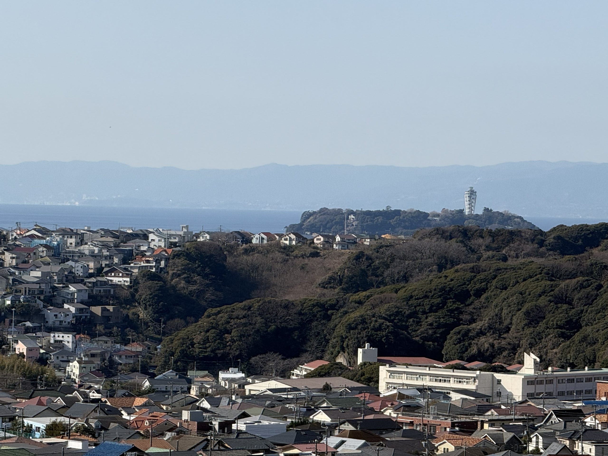 見晴らしの良い土地から江の島を望む
